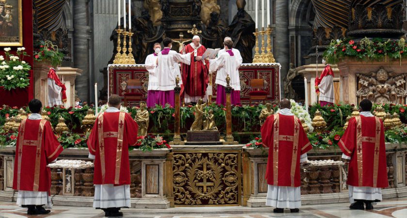 El Lugarteniente del Gran Maestre y el Gran Comendador, presentes en la misa del Papa por San Pedro y San Pablo