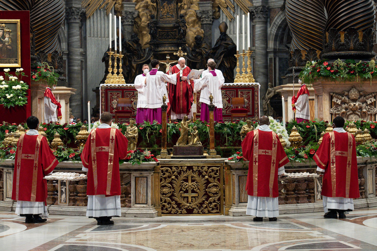 El Lugarteniente del Gran Maestre y el Gran Comendador, presentes en la misa del Papa por San Pedro y San Pablo