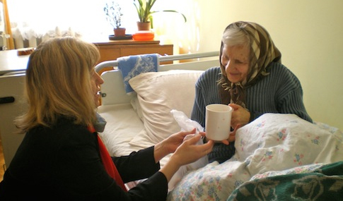Des soins spéciaux pour les personnes âgées isolées et les enfants défavorisés en Lituanie.