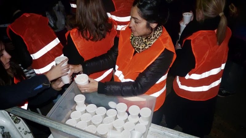 Freiwillige Helfer in Buenos Aires mit einer mobilen Suppenküche