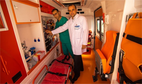 Syrische mediziner helfen ihren geflohenen landsleuten in der mobilen klinik des Malteserordens in der Türkei