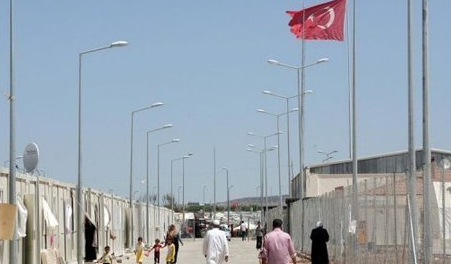 Syria crisis: Emergency aid to thousands of refugees on Turkish border