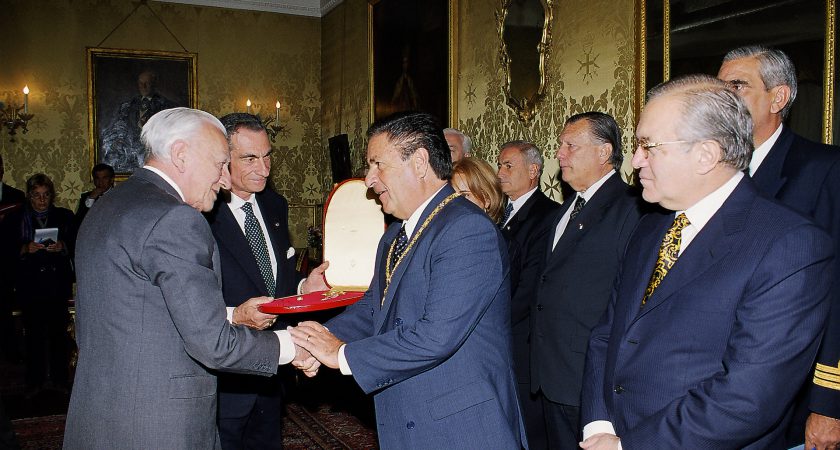 Argentinian President Eduardo Duhalde visits the Grand Master