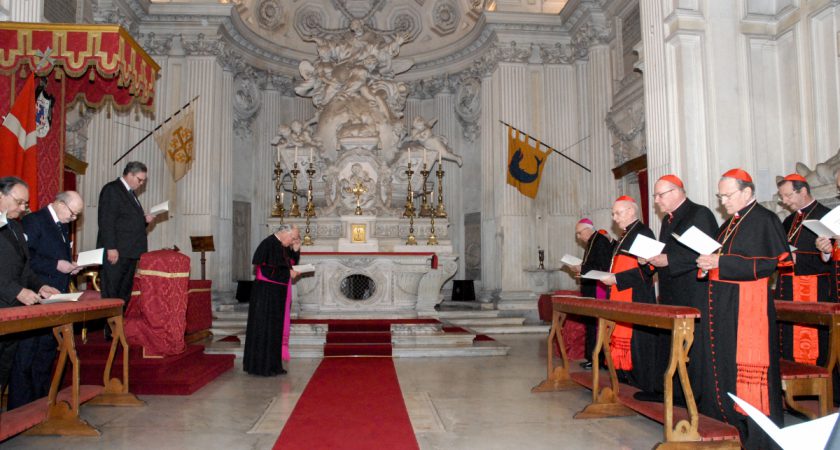Les Cardinaux assistent aux vepres dans l’église de l’Ordre sur l’aventin