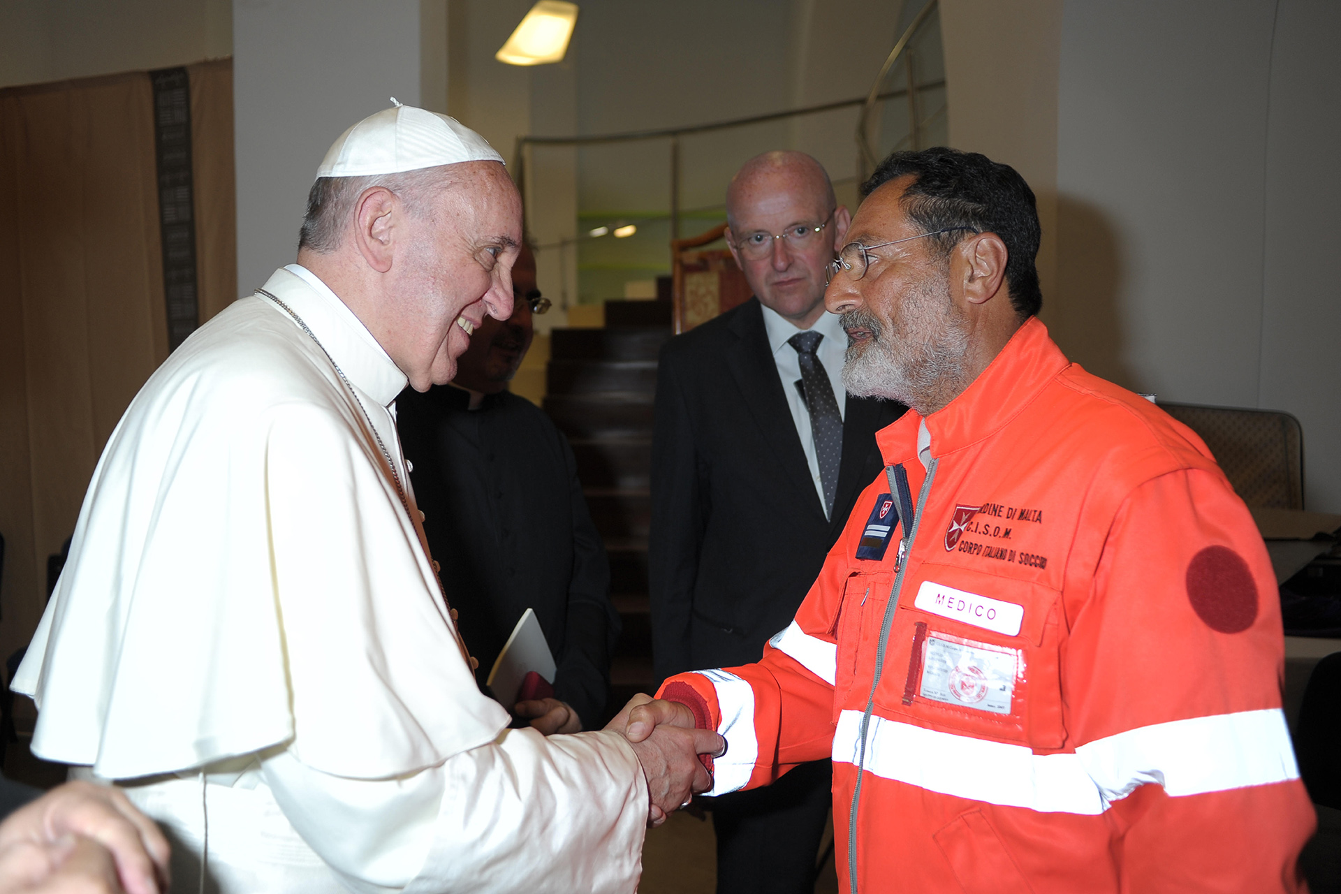 Les bénévoles de l’Ordre de Malte accueillent le Pape François à Lampedusa