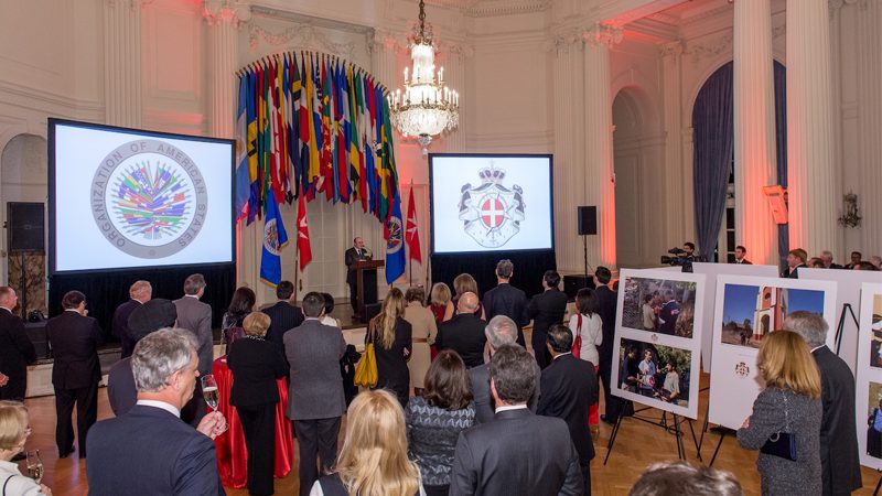 Die humanitäre zusammenarbeit zwischen der OAS und dem Malteserorden in Amerika in einer ausstellung in Washington