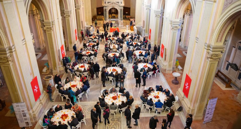 Weihnachtsessen in der Basilika „Bonifacio e Alessio“ für fast 400 bedürftige Gäste.