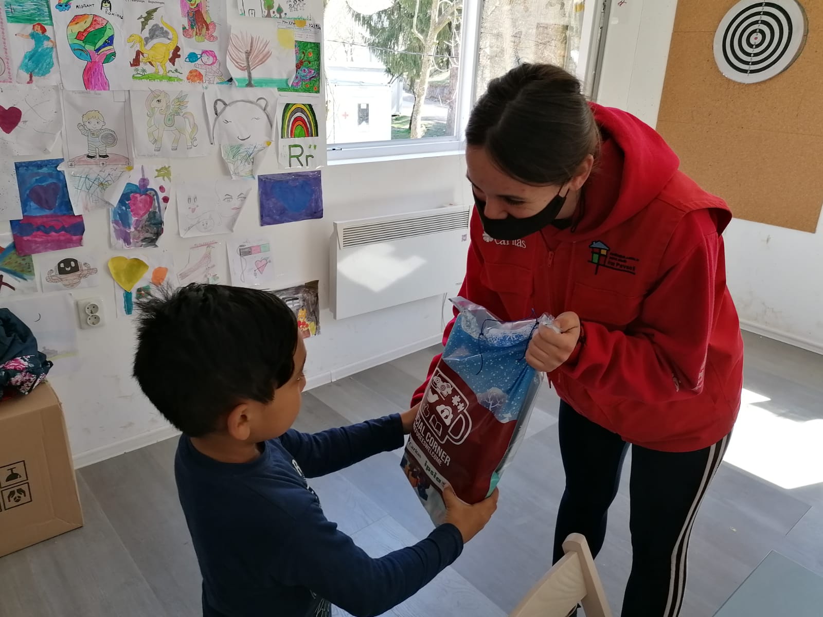 L’Ordre de Malte distribue une aide alimentaire aux enfants dans les camps pour migrants près de Sarajevo