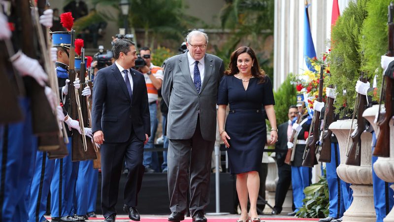 Der Präsident von Honduras empfängt den Großmeister