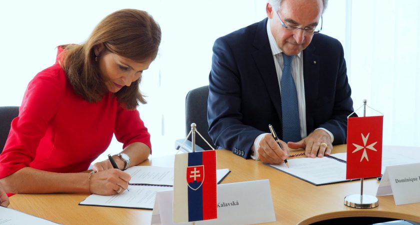 Firmado un memorando de entendimiento con el Ministerio de Salud de Eslovaquia para reforzar la cooperación