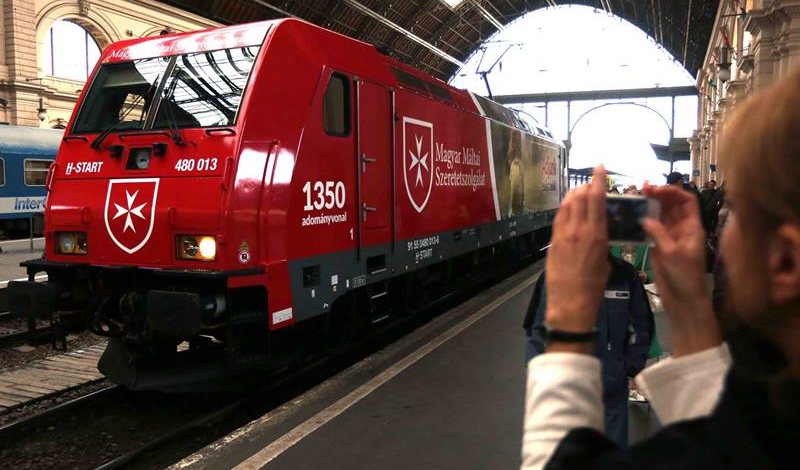 Le ferrovie ungheresi dedicano una locomotiva alle attività dell’Ordine di Malta