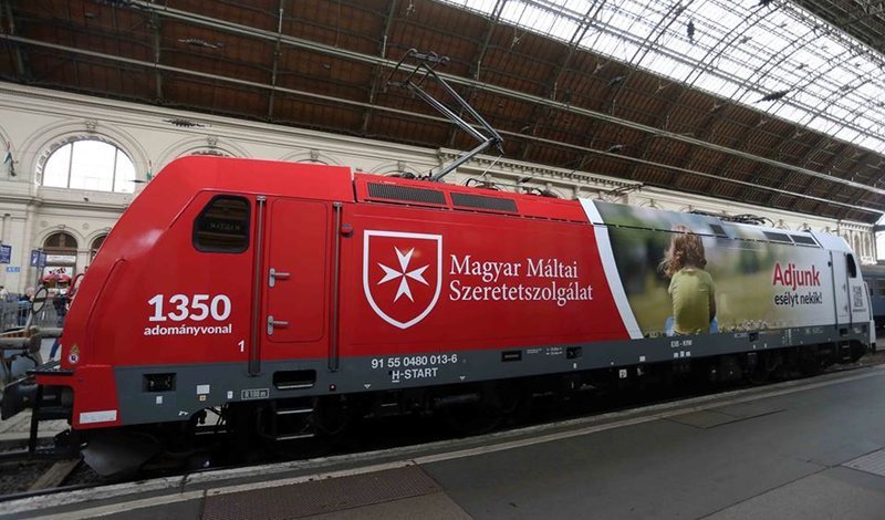 Le ferrovie ungheresi dedicano una locomotiva alle attività dell’Ordine di Malta