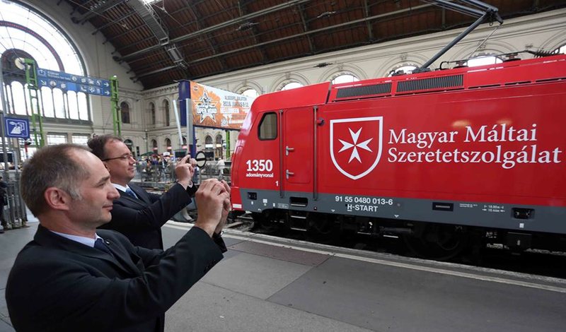 Le ferrovie ungheresi dedicano una locomotiva alle attività dell’Ordine di Malta