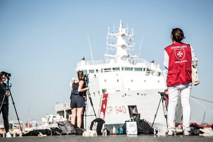 Migrants de l’Aquarius : l’équipe médicale de l’Ordre de Malte sur le navire Dattilo. « Dans leurs yeux : l’espoir d’un avenir meilleur ».