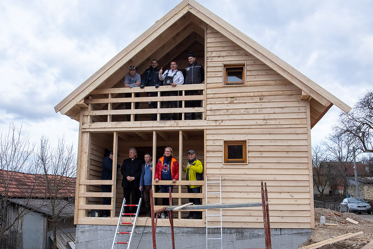 Des maisons en bois pour les victimes du tremblement de terre en Croatie