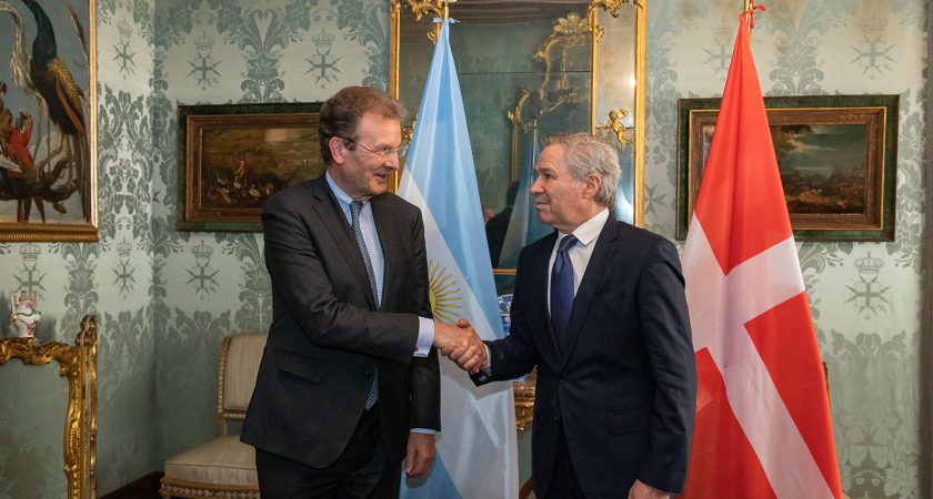 Covid-19 und Migration im Mittelpunkt des Treffens mit dem argentinischen Außenminister