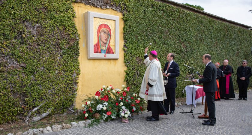 Die Vatikanischen Gärten nehmen die Madonna von Philermos auf