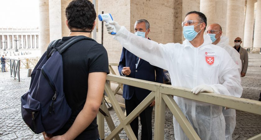 Wiedereröffnung des Petersdoms: Freiwillige des Malteserordens bei Gesundheitschecks
