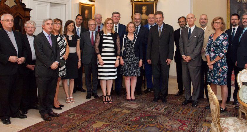 Großkanzler skizziert europäischen Botschaftern das Engagement des Malteserordens