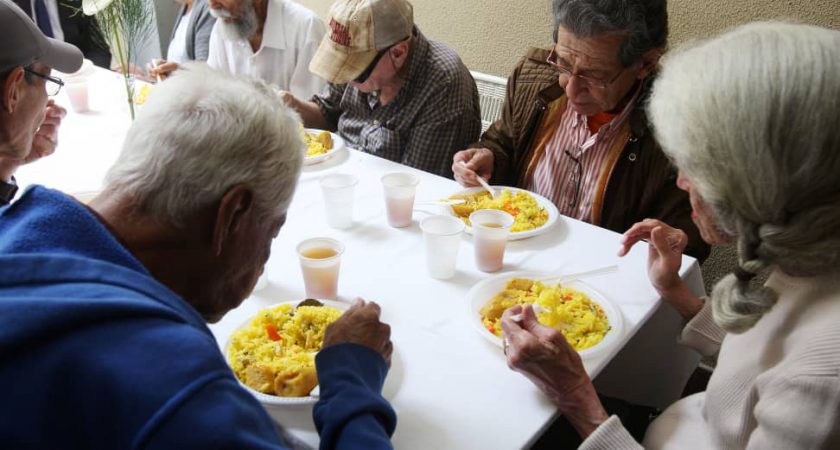 Die Venezolanische Assoziation hilft älteren Menschen in Caracas mit warmen Mahlzeiten und medizinischen Untersuchungen