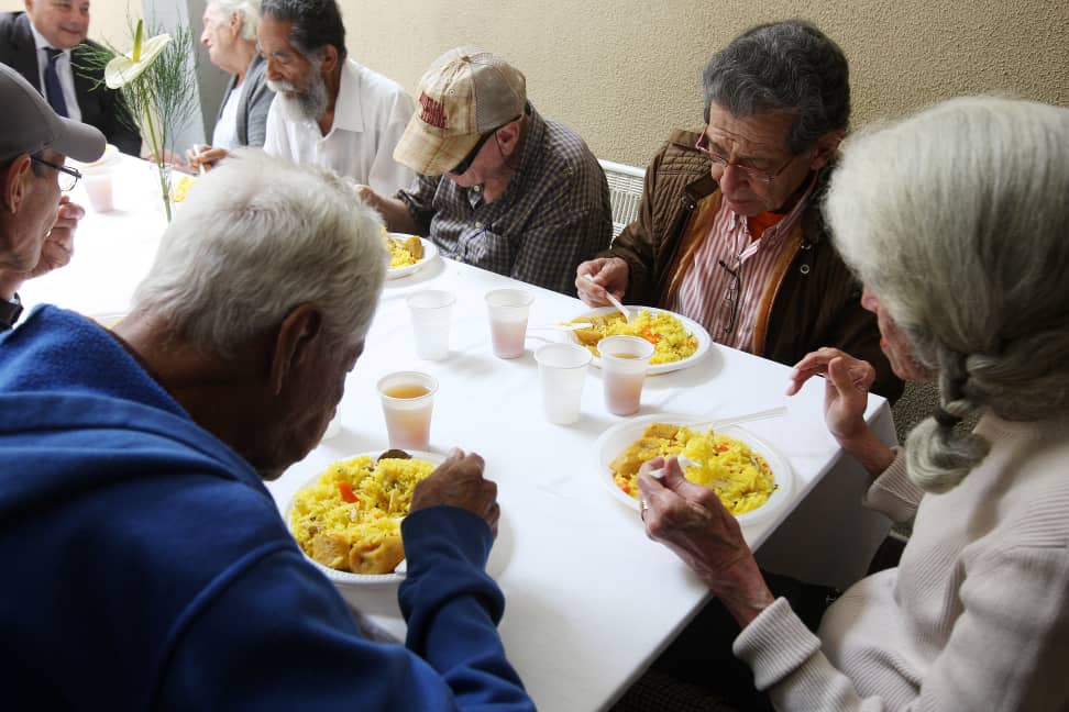 L’association vénézuélienne aide les personnes âgées avec des repas chauds et des visites médicales dans une municipalité de Caracas