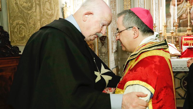 L’archevêque Becciu est reçu au sein de l’Ordre