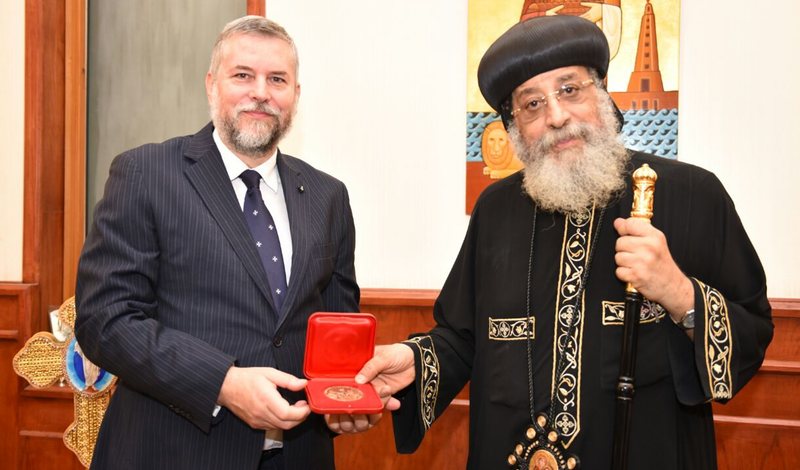 L’Ambassadeur de l’Ordre souverain de Malte en Egypte Mario Carotenuto reçu en audience par Sa Sainteté le pape Tawadros II.