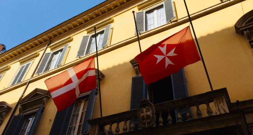 Les drapeaux du Palais magistral de l’Ordre de Malte en berne