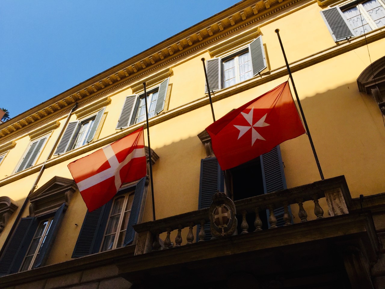 Les drapeaux du Palais magistral de l’Ordre de Malte en berne