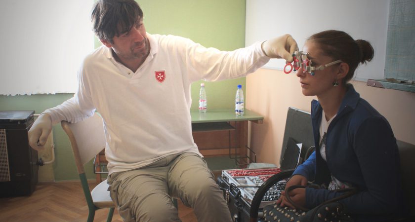 Des soins oculaires essentiels pour les enfants pauvres en Hongrie