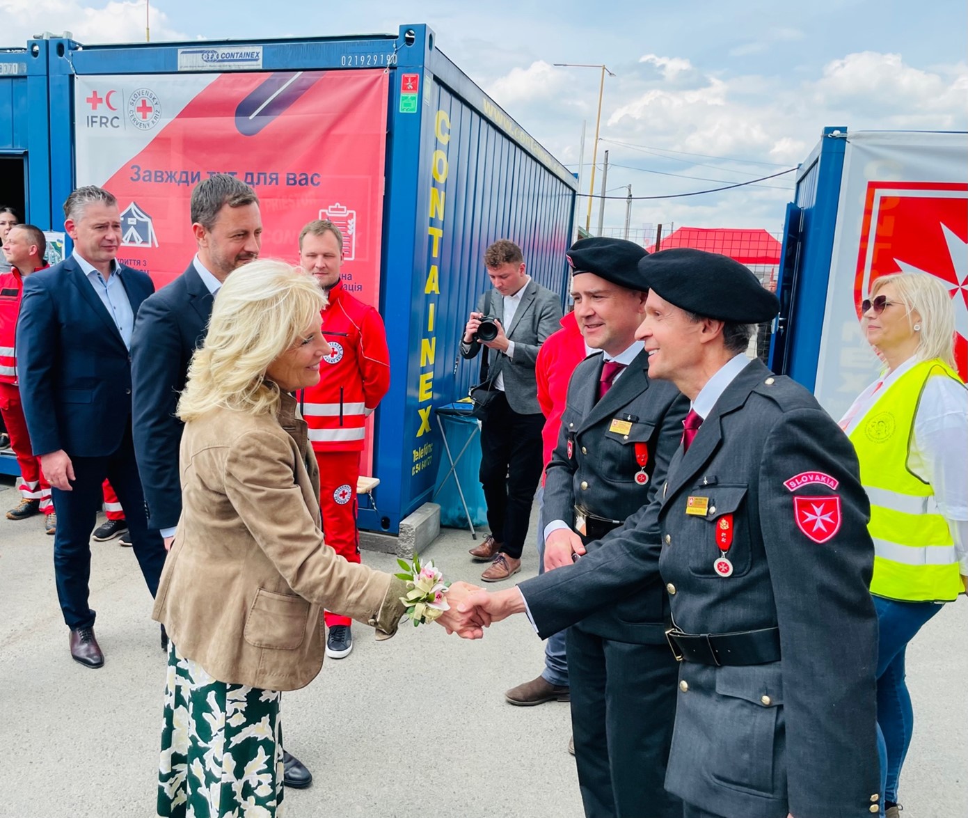 La First Lady degli Stati Uniti Jill Biden incontra i volontari dell’Ordine di Malta durante la sua visita al confine slovacco-ucraino