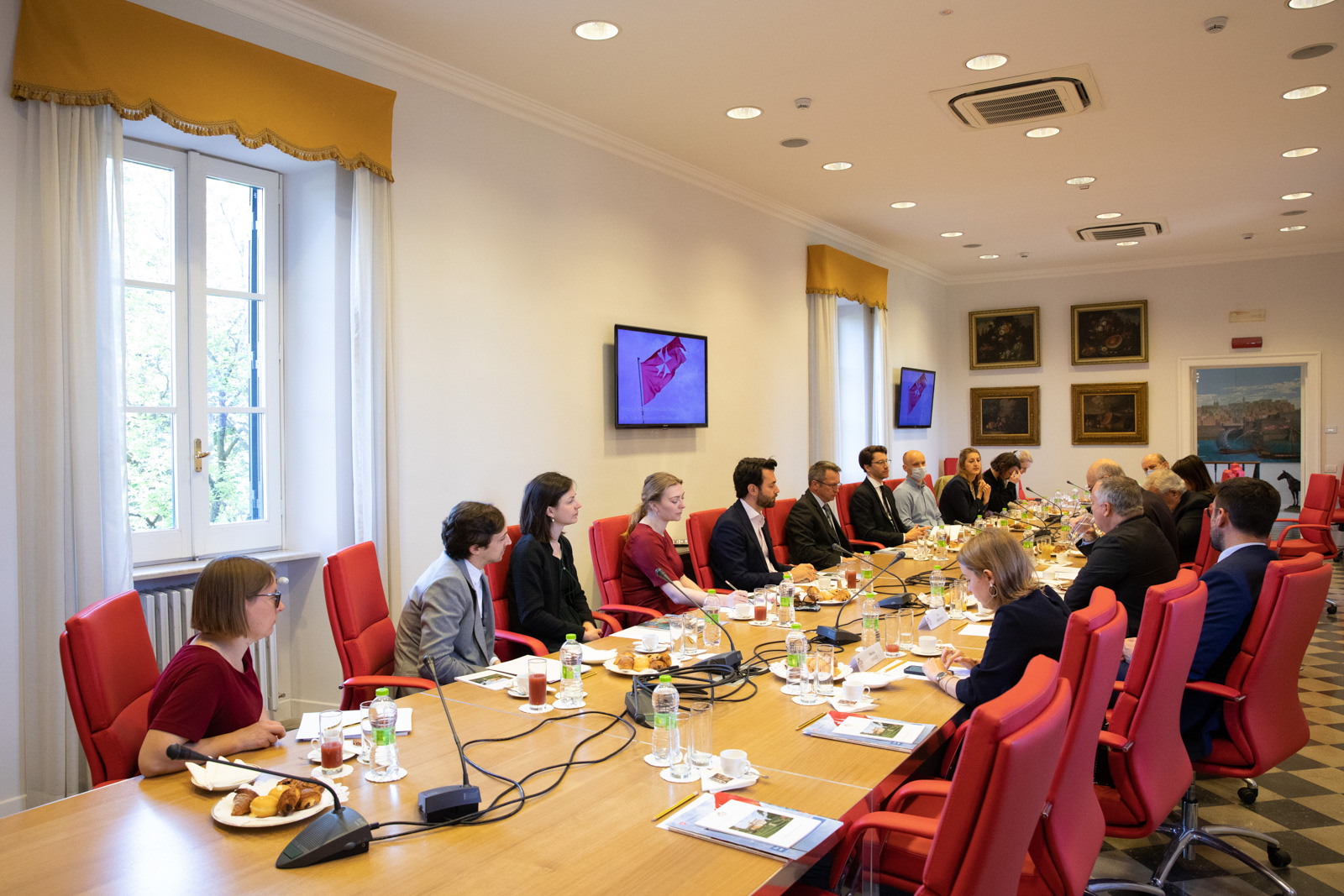 Junge deutsche Diplomaten besuchen die Magistralvilla des Malteserordens