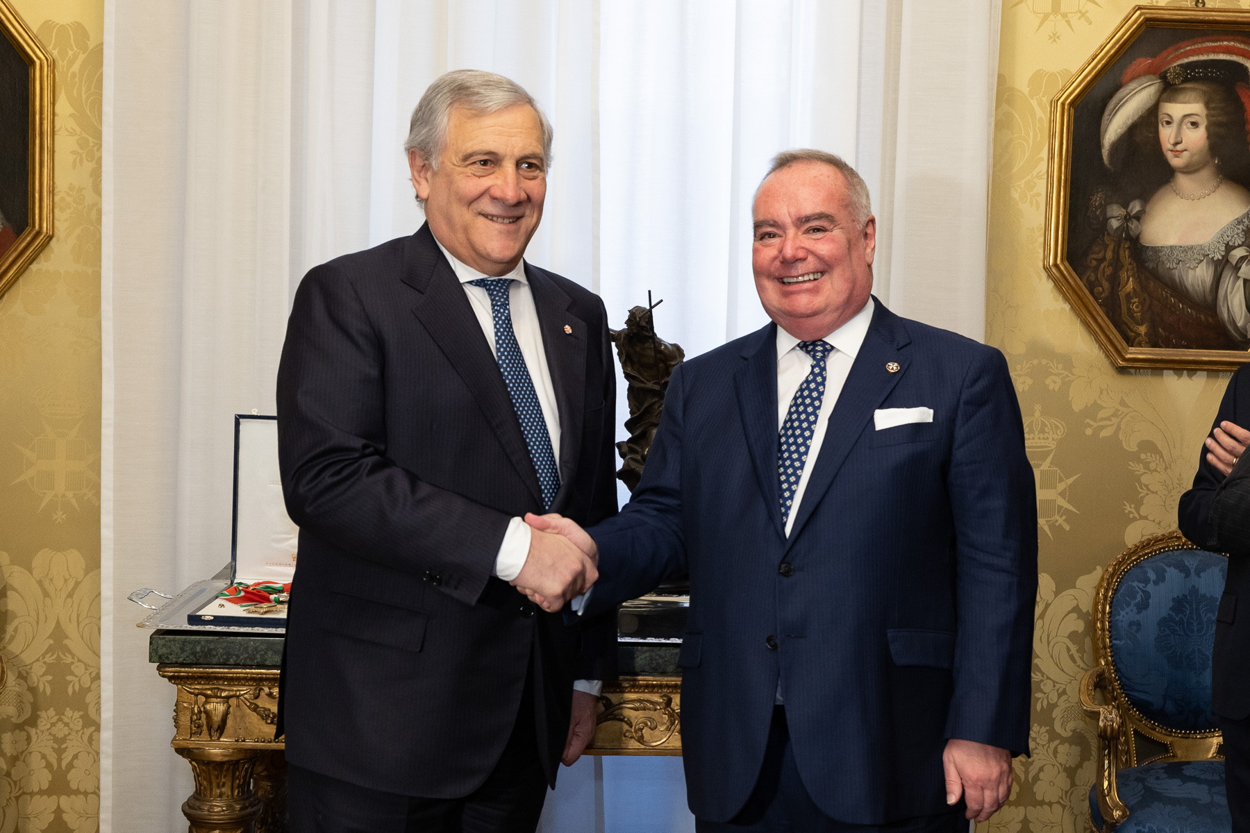 Der italienische Außenminister Antonio Tajani wird vom Statthalter des Großmeisters empfangen