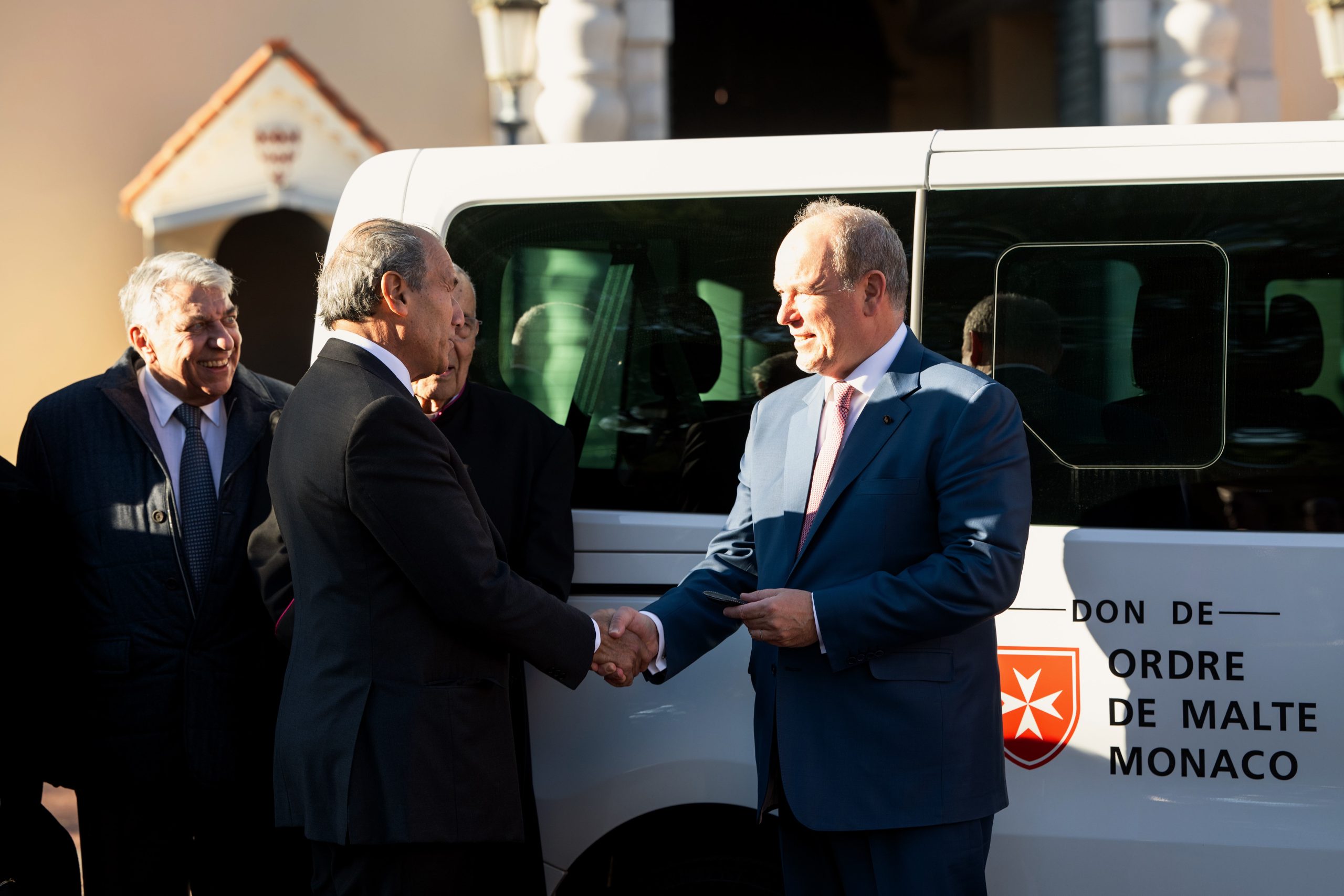 Die Monegassische Assoziation des Malteserordens spendet einen Kleinbus für Menschen mit Behinderung