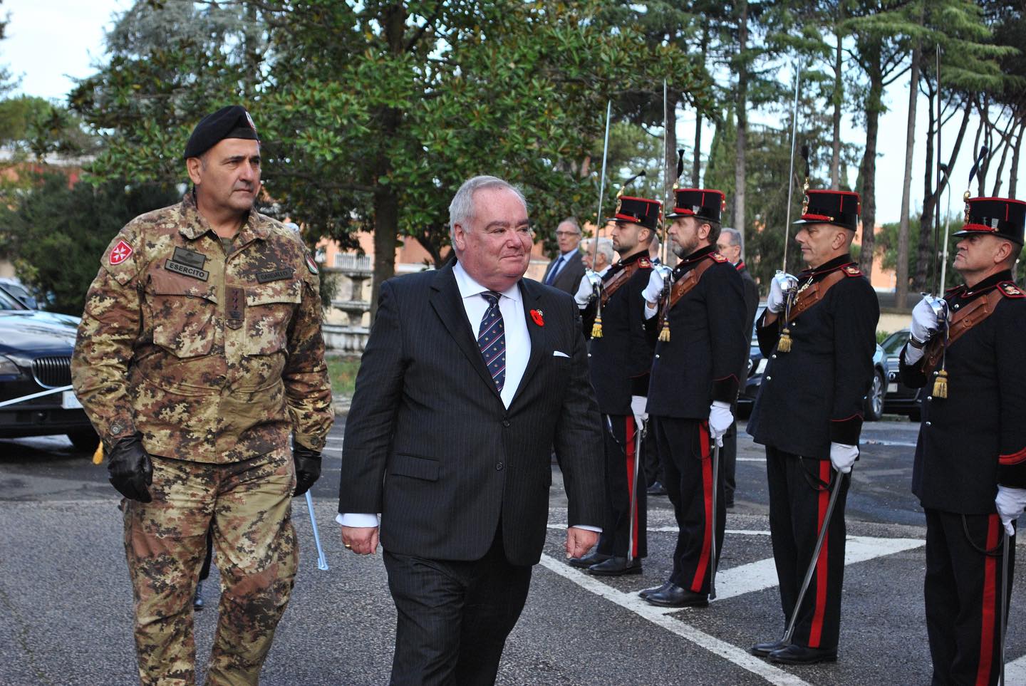 El Gran Maestre Frey John Dunlap visita el cuerpo militar de la Orden de Malta